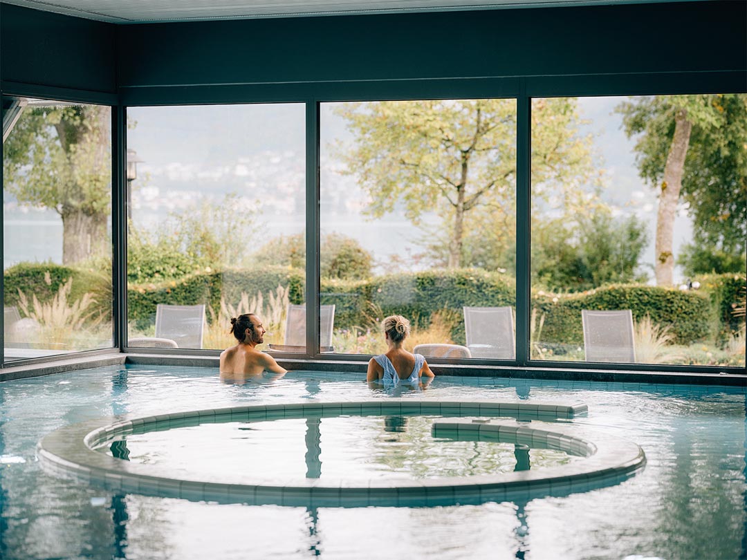 Deltapark Vitalresort – Pool mit Seesicht