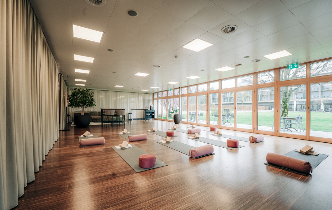 Deltapark – Yogaraum mit Matten und Blick in den Garten