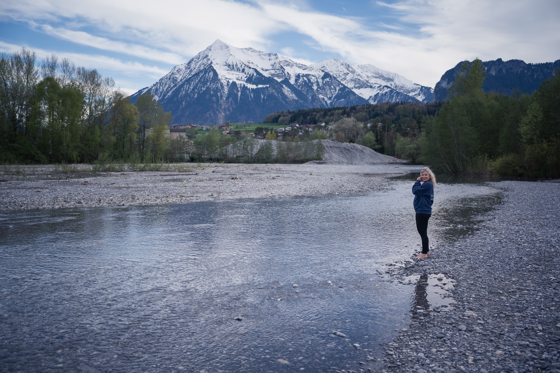 Lea Mauron am Fluss mit Bergpanorama