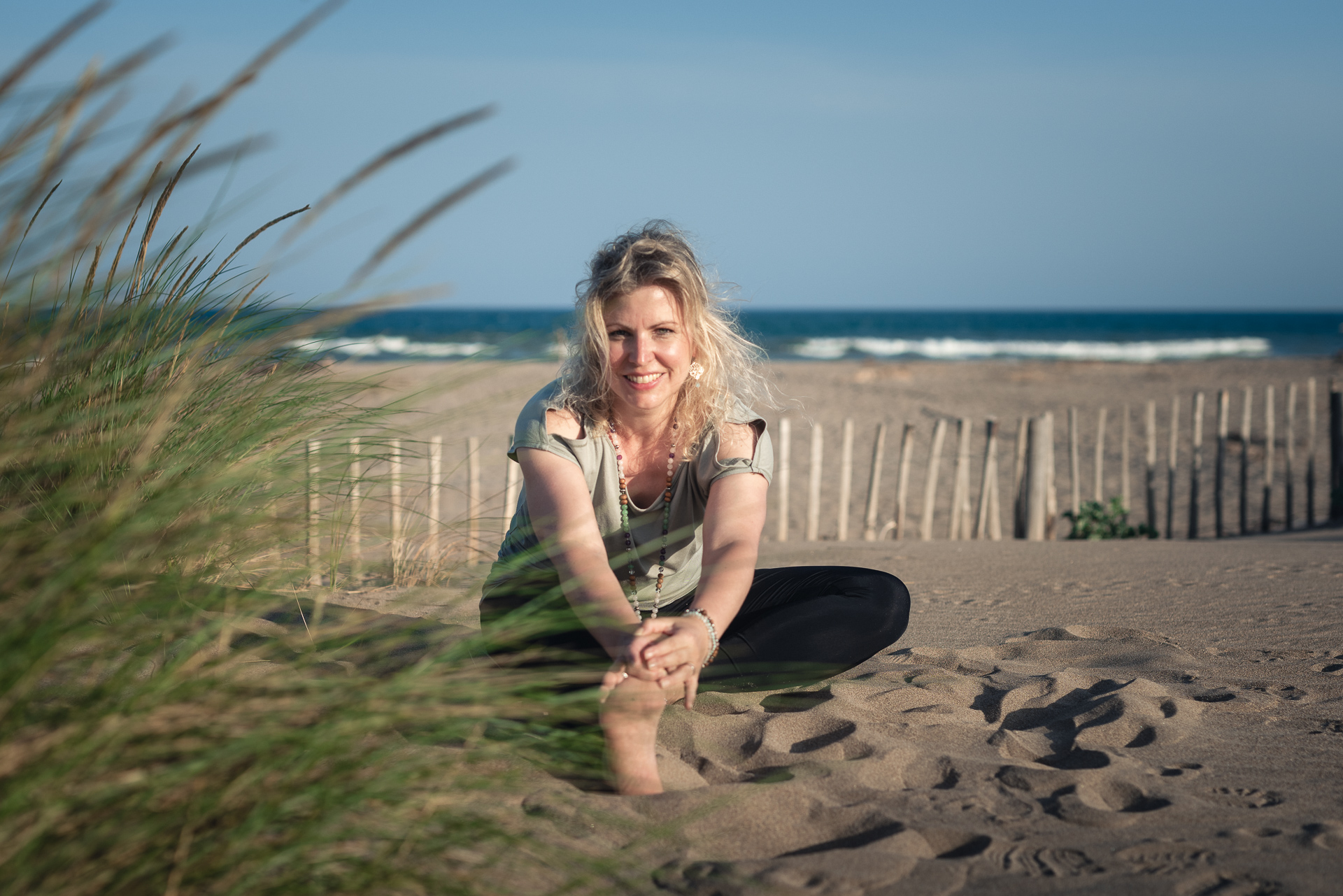 Lea Mauron am Strand mit Gras und Meerblick