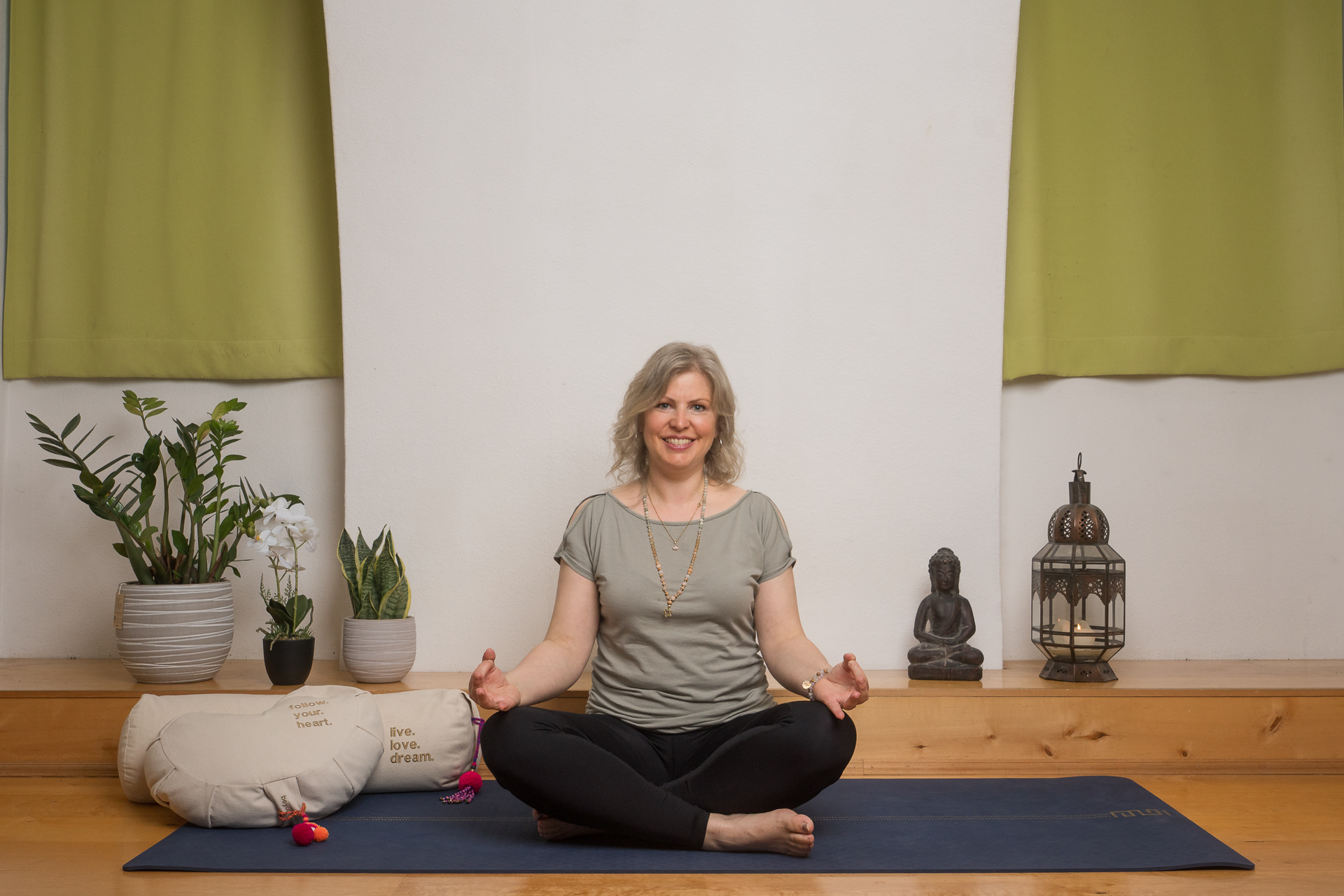 Lea Mauron im Yogastudio in Meditation