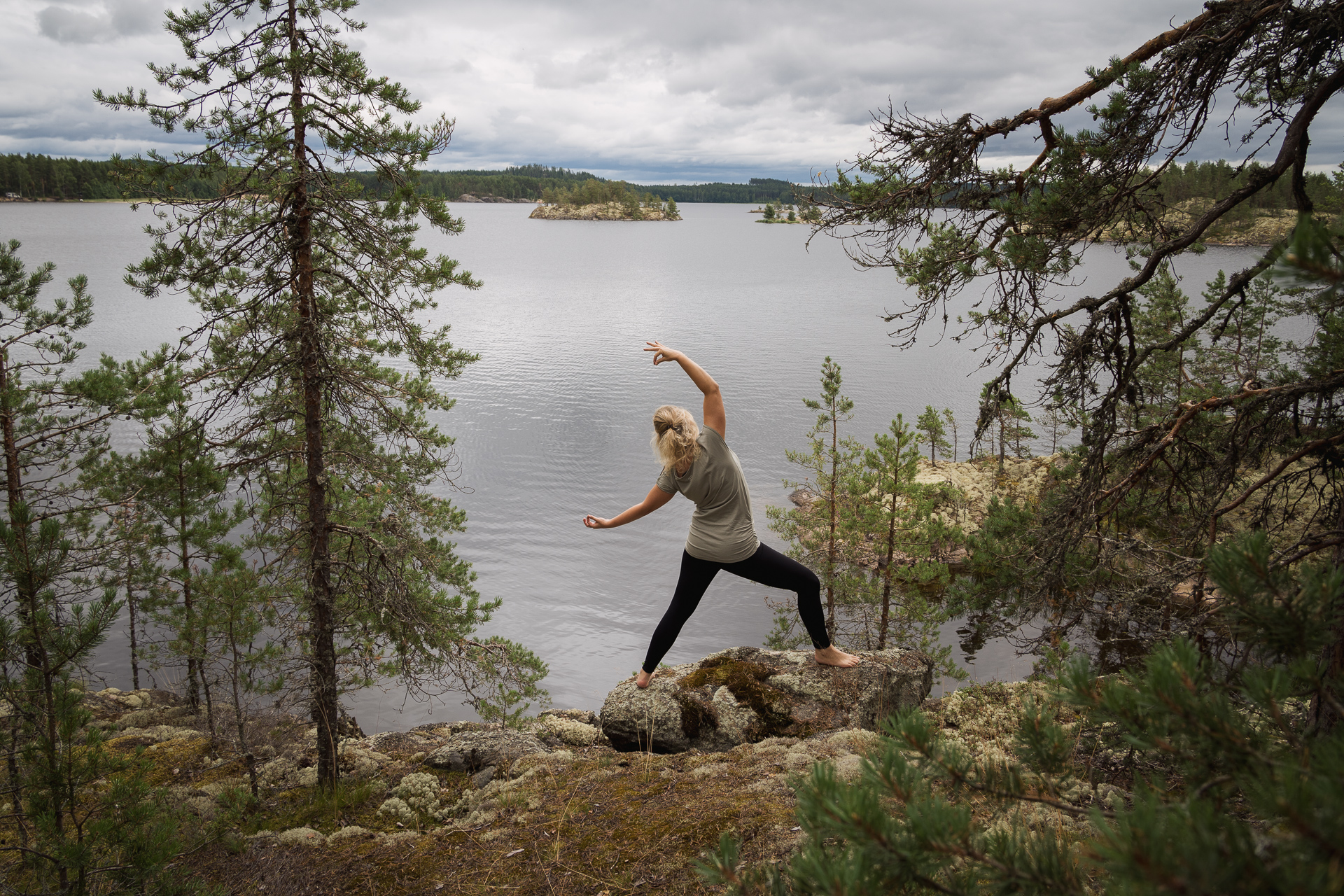 Lea Mauron beim Yoga auf einem Felsen am See