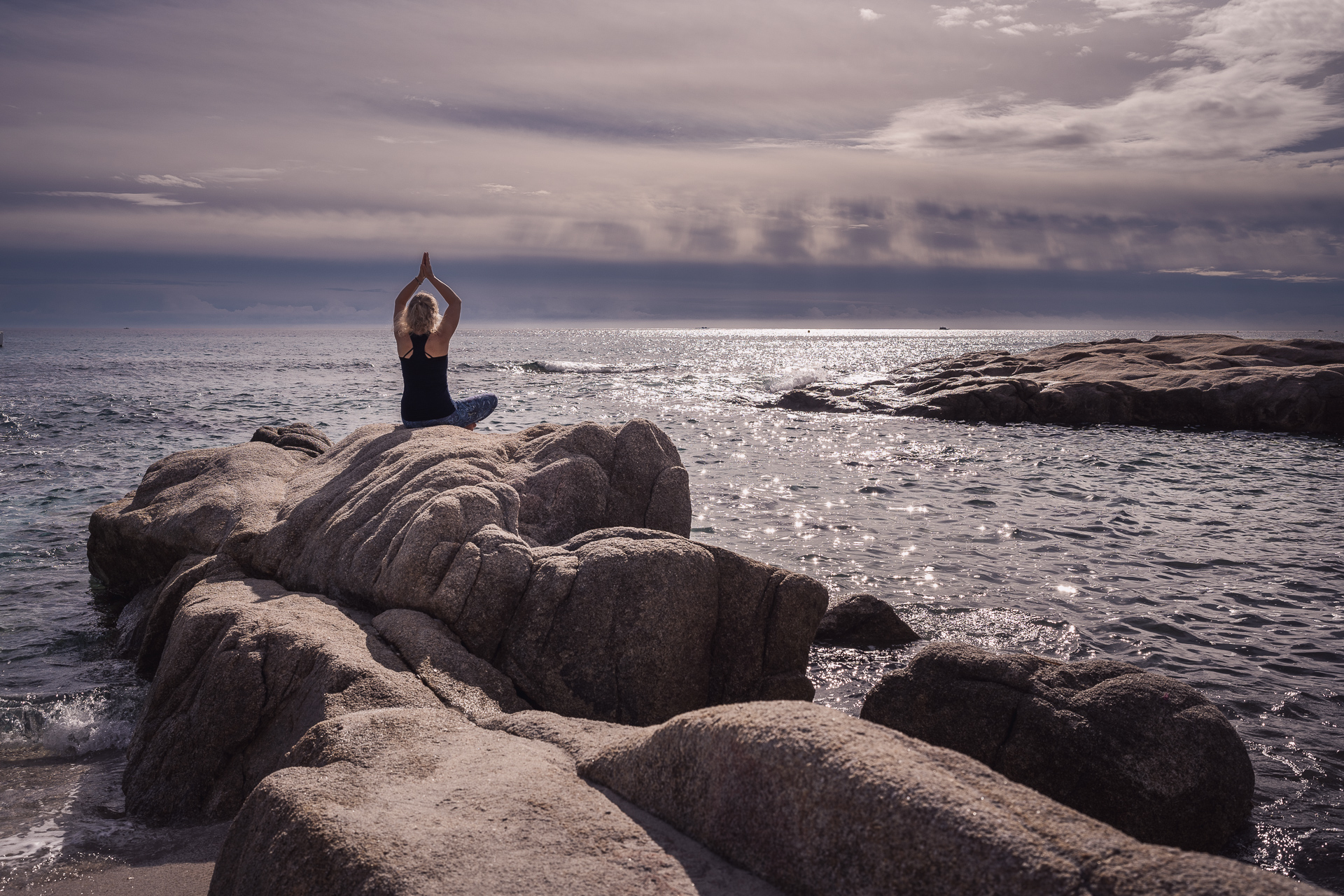 Lea Mauron – Yoga-Meditation auf dem Felsen am Meer