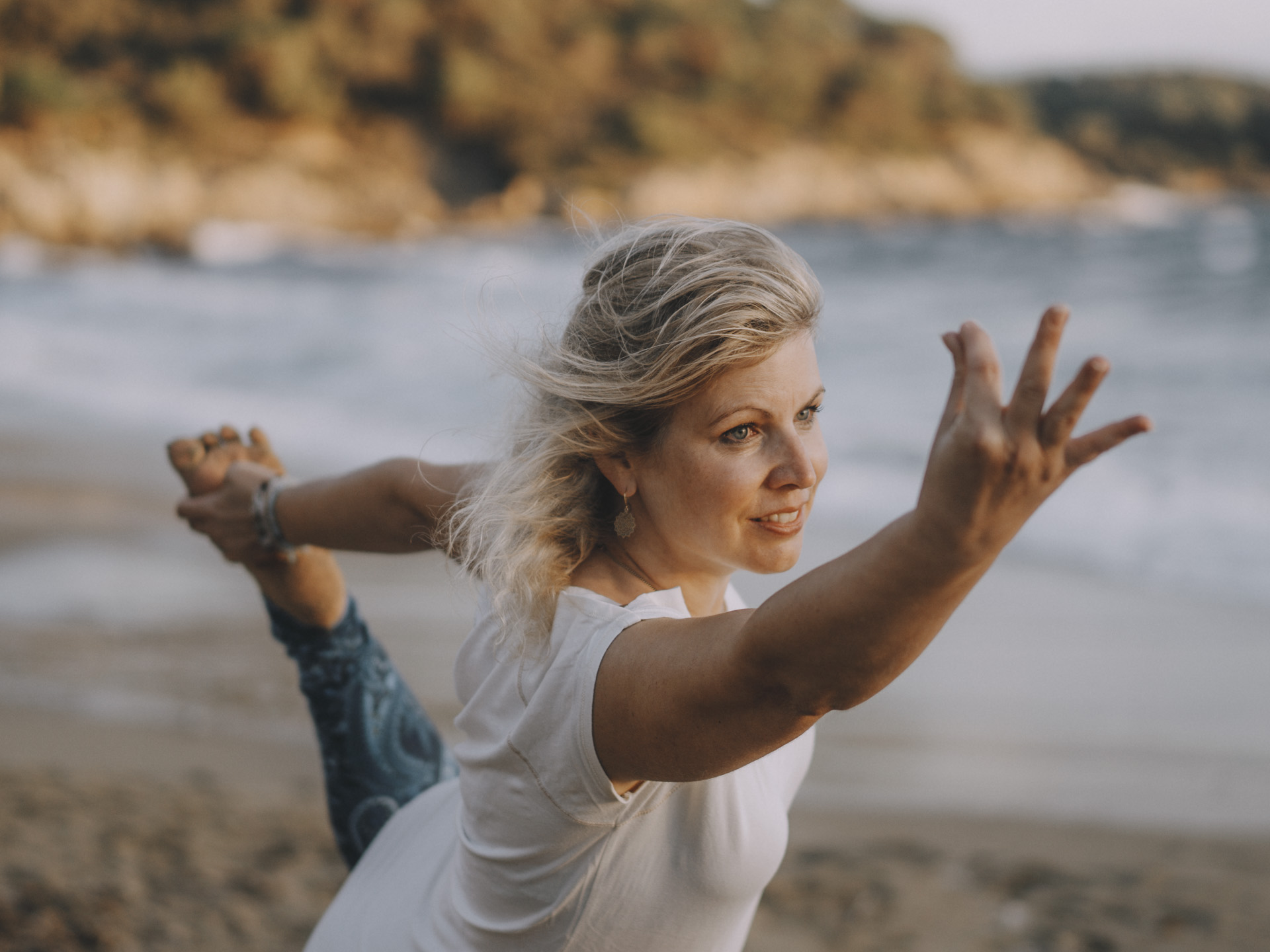 Lea Mauron – Yoga am Strand mit ausgestreckten Armen