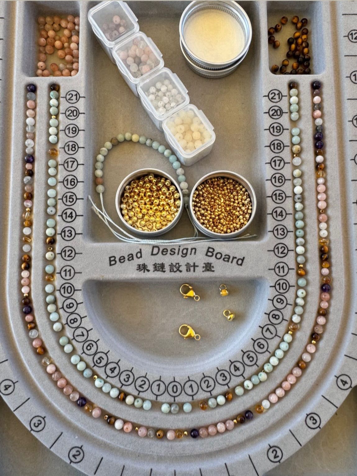 Edelsteine auf dem Bead Design Board – Auswahl für den Seelenschmuck