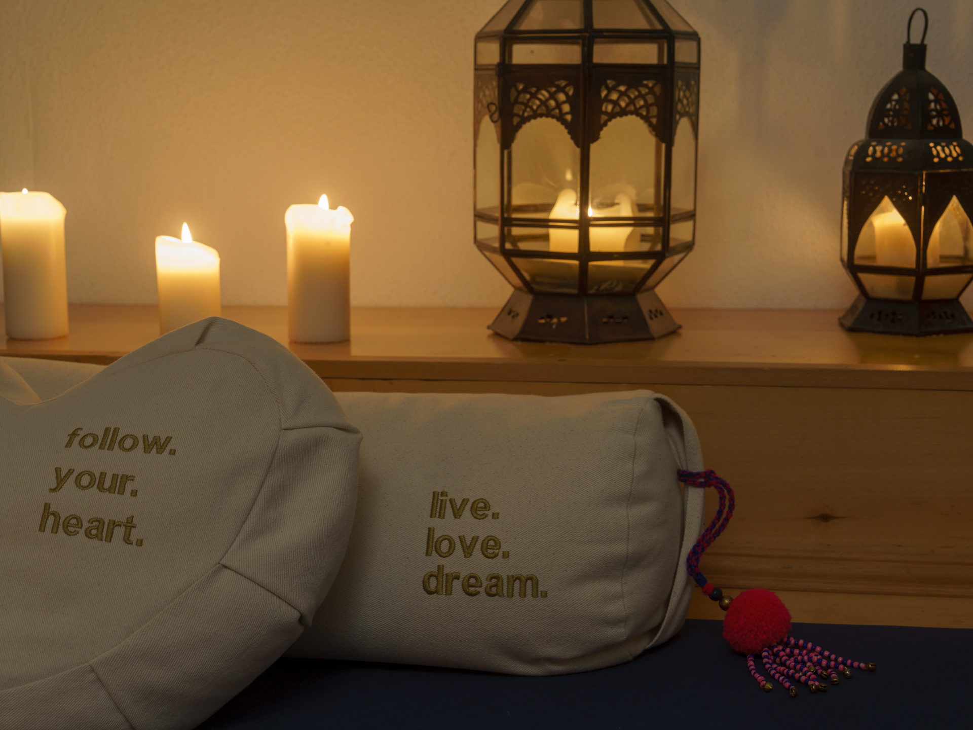 Yogakissen und Kerzen – Stille und Atmosphäre